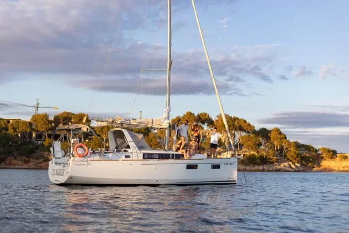Salida en barco (3h) por la bahía de Palma hasta la zona de Calvià con tapas y vino mallorquín