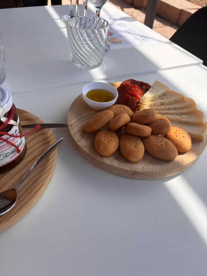 Visita guiada y cata de vinos con picada de productos mallorquines en Bodega Can Morgan